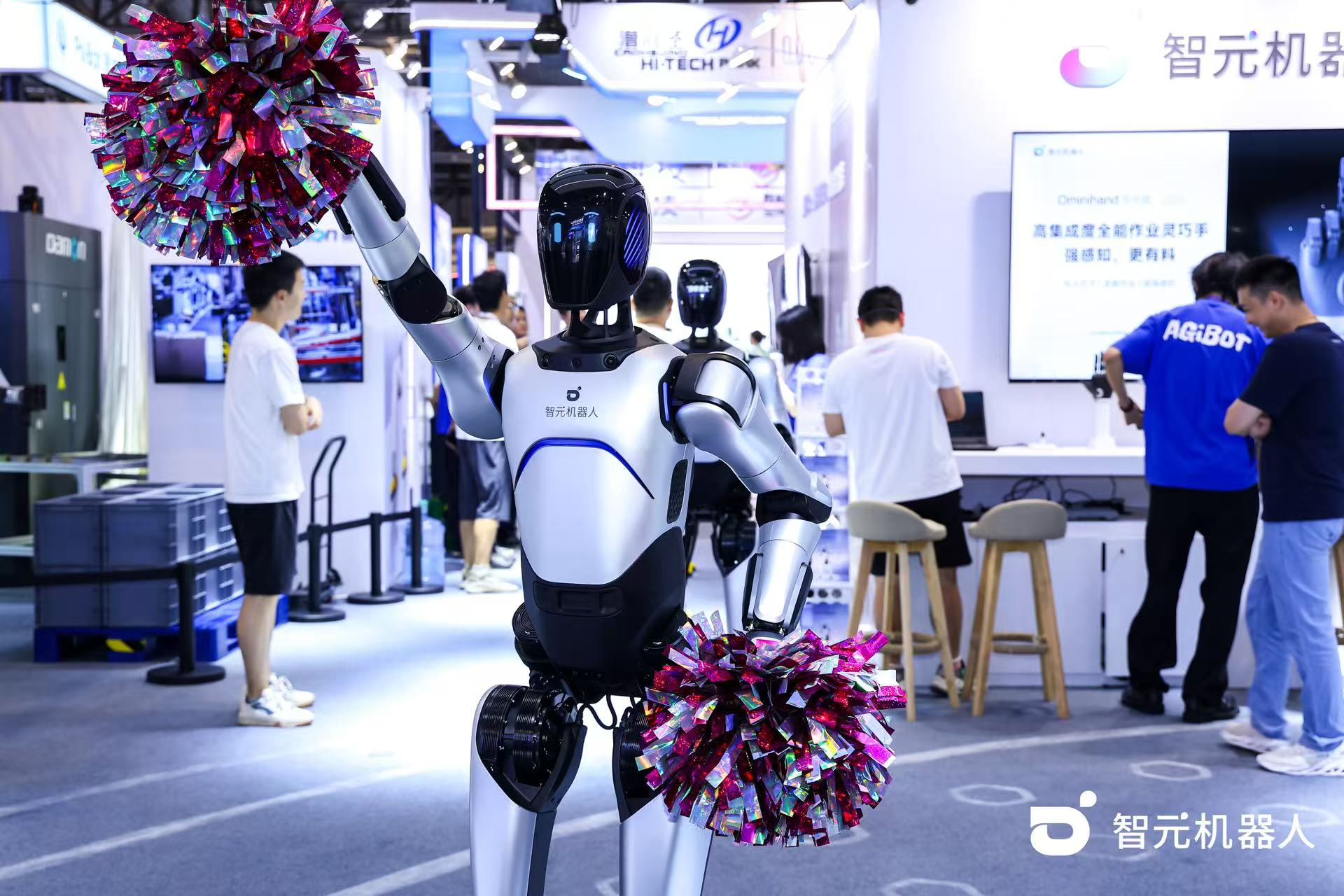 U8集团机器人 WAIC 首日展台火爆，机器...